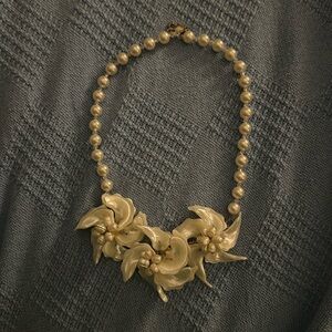Natural pearl necklace, central with 3 mother-of-pearl flowers